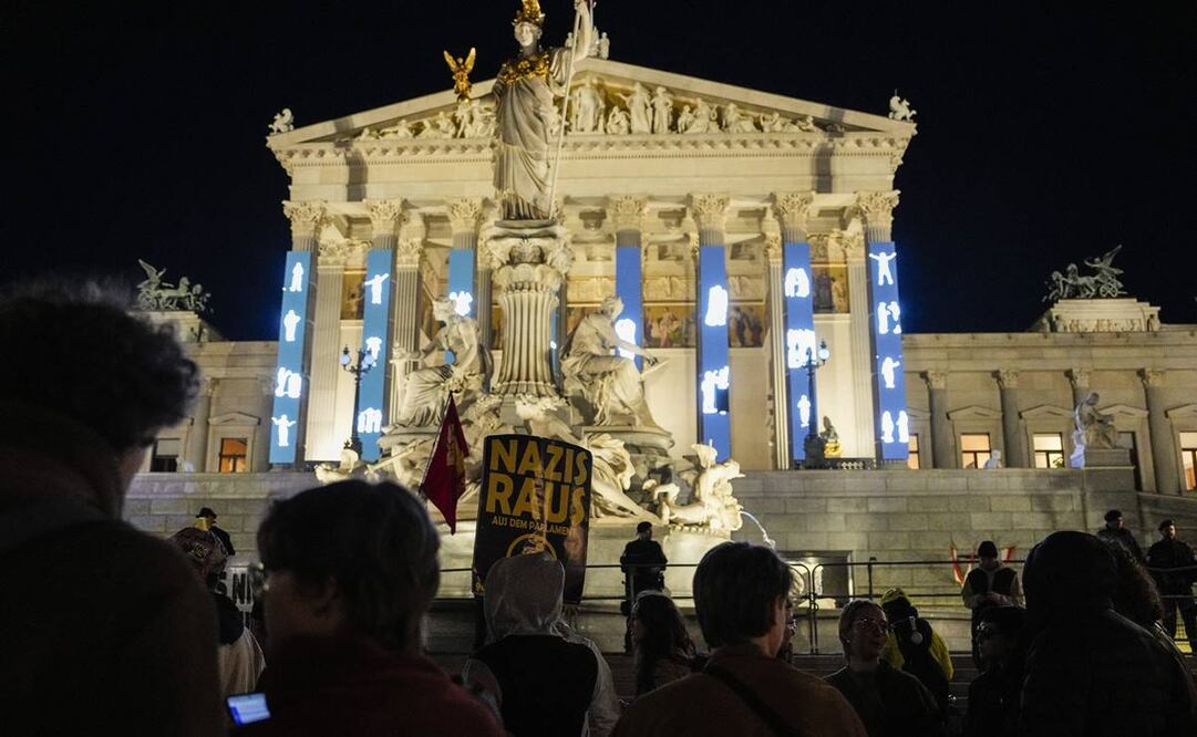 Manifestantes antiderecha gritan consignas y sostienen una pancarta que dice "Nazis fuera del Parlamento" frente al edificio del parlamento, en Viena. Foto: AP