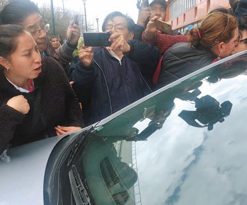 Una madre se abalanzó al auto del secretario de Salud al salir del estacionamiento del Hospital Infantil para pedirle el abasto de medicinas. PERLA MIRANDA. EL UNIVERSAL