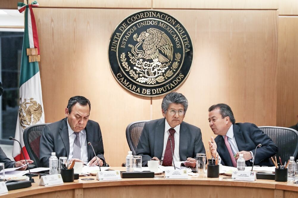 Francisco Martínez Neri, presidente de la Jucopo (centro), señaló que el Comité Técnico de Evaluación entregó ayer las quintetas más idóneas (ARCHIVO EL UNIVERSAL)