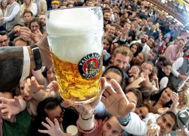 Festival de cerveza Oktoberfest abre entre multitudes tras 2 años de "sequía" por el Covid-19