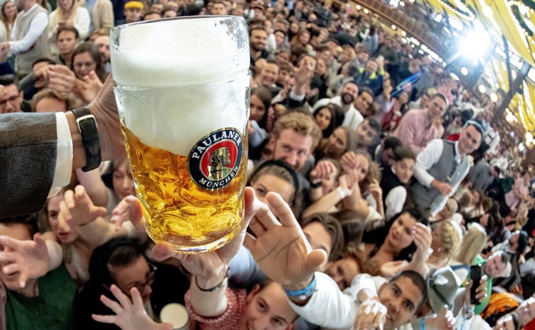 Los visitantes buscan cerveza gratis en la carpa de cerveza Paulaner. Foto: EFE