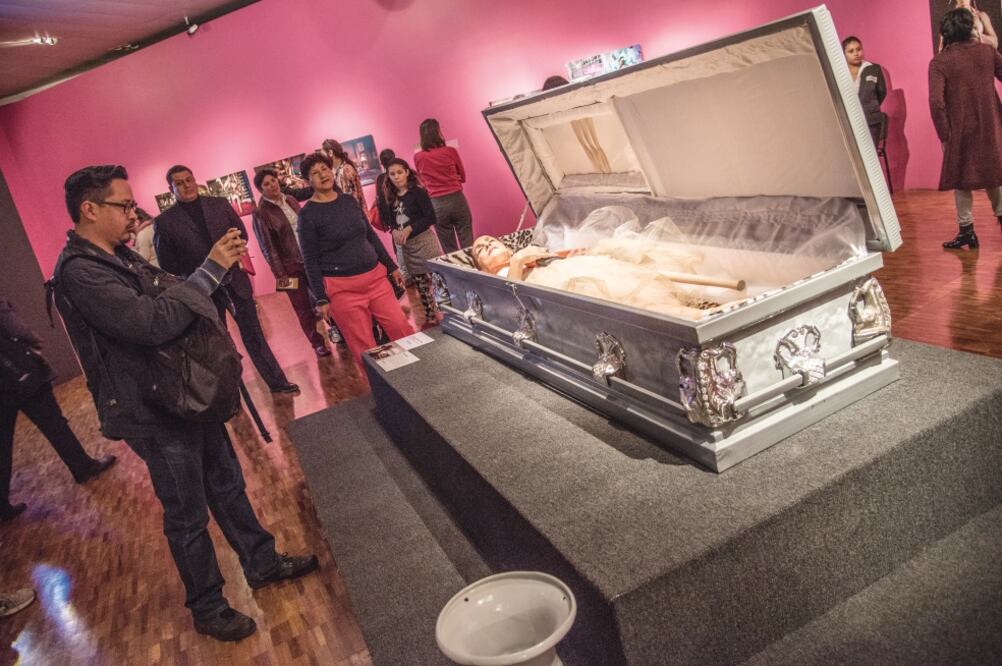 La exhibición presenta tres performance y más de 150 piezas con vestuarios, videos, instalaciones, fotos, textos y objetos que representan el arte chicano (MARIO JASSO. CUARTOSCURO.COM)