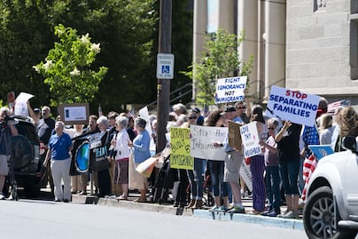 Miles protestan en EU contra política de Trump de separar a familias migrantes