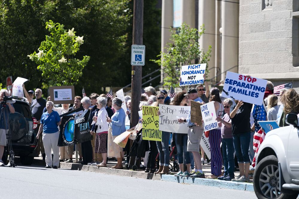 En Dallas, los manifestantes se reunieron en la explanada del edificio del gobierno de la ciudad para rechazar la política migratoria de Donald Trump de separa familias en la frontera (Foto: AP)