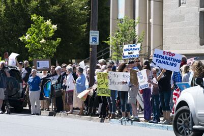 Miles protestan en EU contra política de Trump de separar a familias migrantes