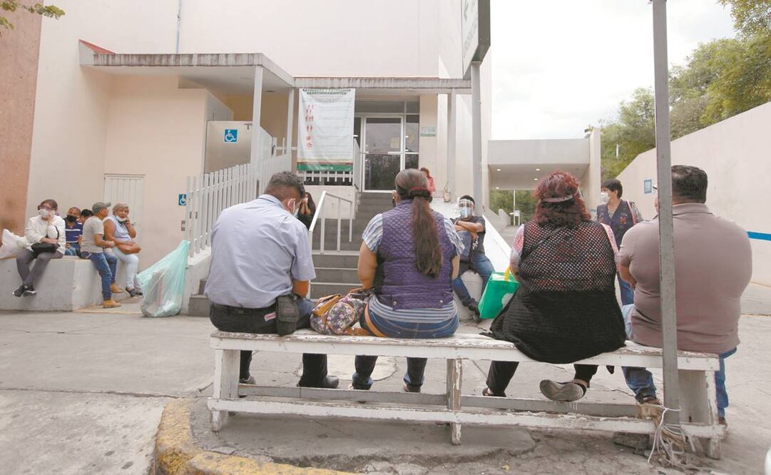 Familiares de enfermos de coronavirus esperan informes afuera del Hospital General de Zona 1-A Venados, que se encuentra habilitado como Covid. Foto: GERMÁN ESPINOSA. EL UNIVERSAL