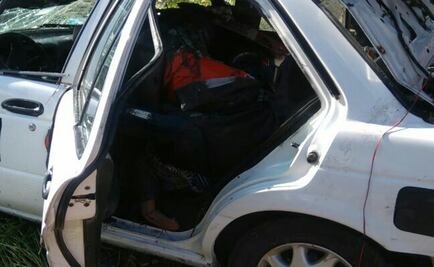 Mueren 6 personas al caer taxi en canal de aguas negras en Hidalgo