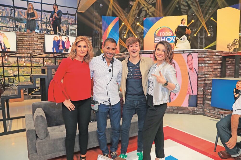 Annette Cuburu, Roger González (chamarra café) y Laura G son los conductores del programa, que se transmite por Azteca Uno. (IRVIN OLIVARES. EL UNIVERSAL)