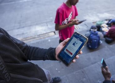 Funcionarios de inmigración proponen recopilar datos de redes sociales en EU; serán filtro para solicitud de beneficios