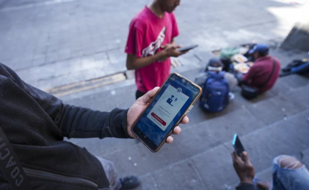El migrante venezolano Yender Romero muestra la aplicación One de Aduanas y Protección Fronteriza de Estados Unidos en su celular, en un campamento de migrantes en la Ciudad de México, el 20 de enero de 2025. Foto: AP