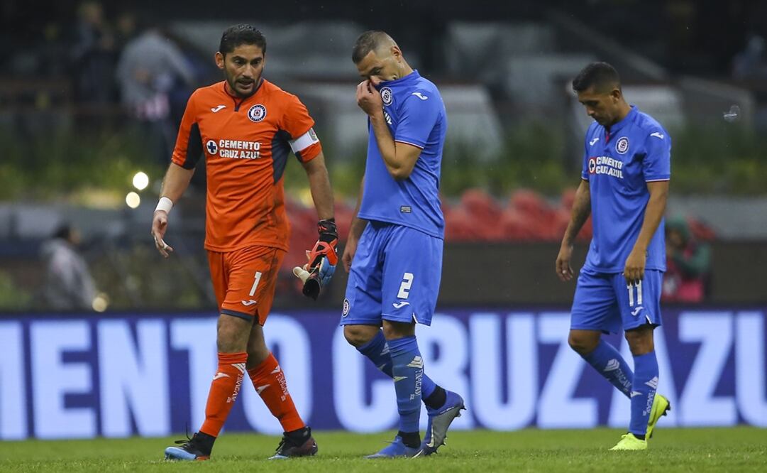 Jugadores de Cruz Azul ante Chivas en el estadio Azteca. FOTO/IMAGO7