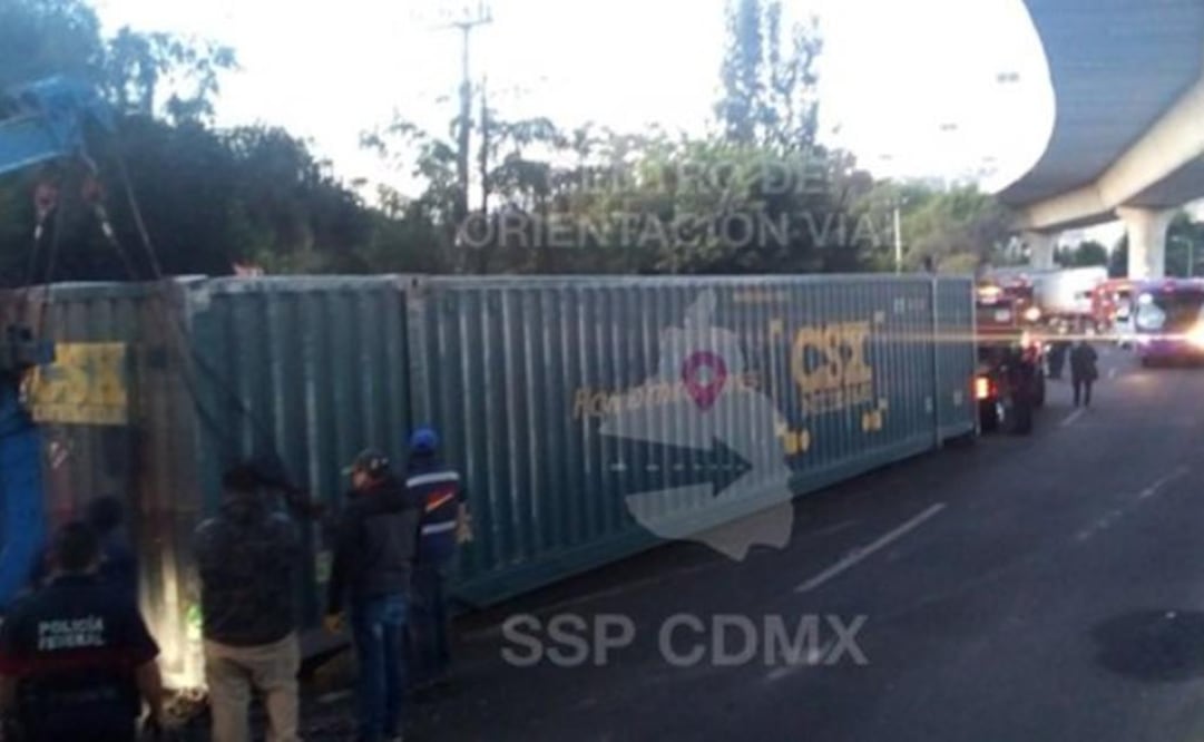 Debido a la volcadura, hay caos vial en la México-Cuernavaca. Foto: @OVIALCDMX