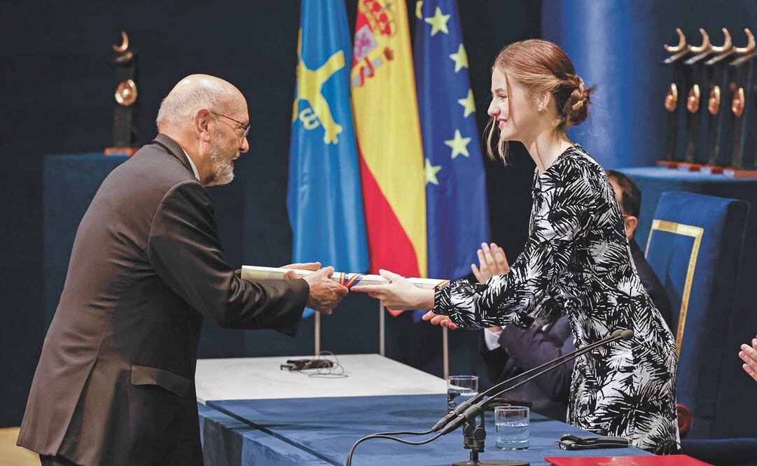 La princesa Leonor entregó el galardón al arqueólogo mexicano Eduardo Matos Moctezuma en el Teatro Campoamor de Oviedo. Foto: Ballesteros/EFE