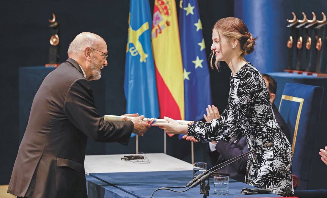 La princesa Leonor entregó el galardón al arqueólogo mexicano Eduardo Matos Moctezuma en el Teatro Campoamor de Oviedo. Foto: Ballesteros/EFE