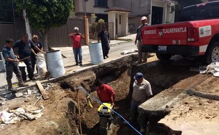 Fuga de agua potable provoca socavón en Tlalnepantla