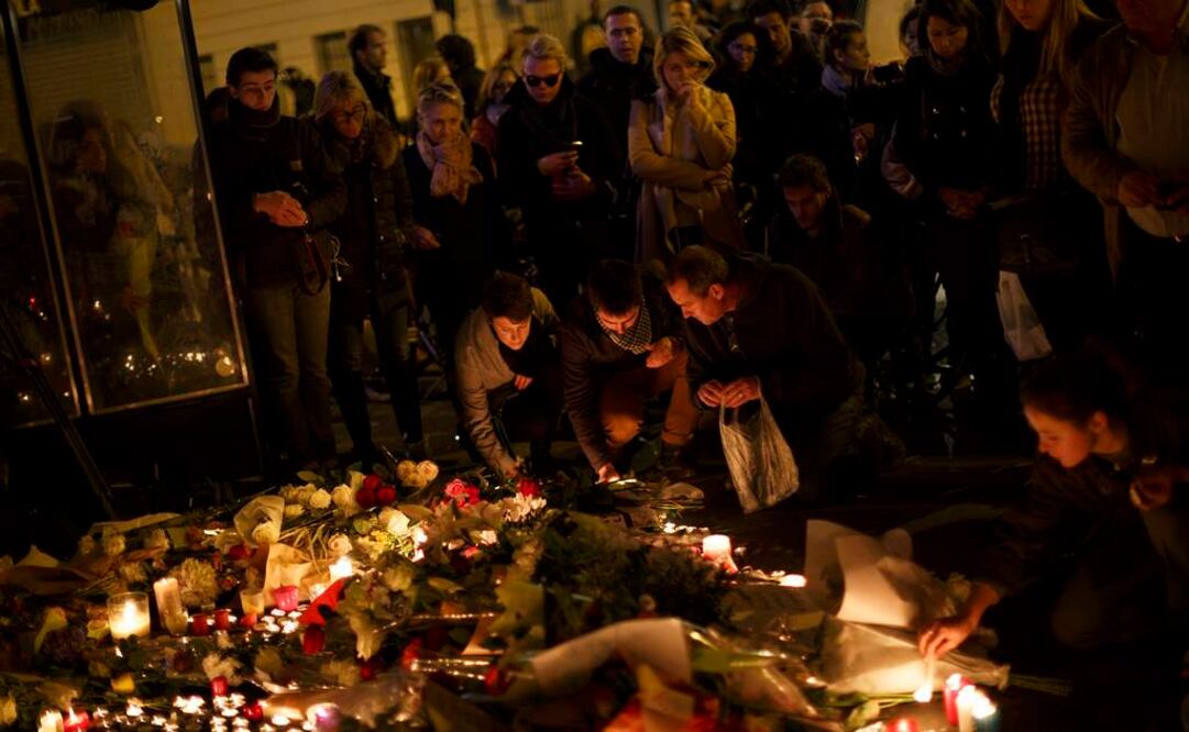Muestras de solidaridad fuera de uno de los restaurantes atacados ayer en París. Fotografía de AP