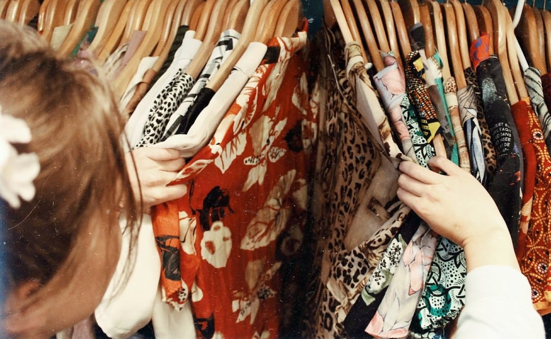 Por precaución, sigue estos consejos antes de usar la ropa de paca. Imagen: Unsplash 