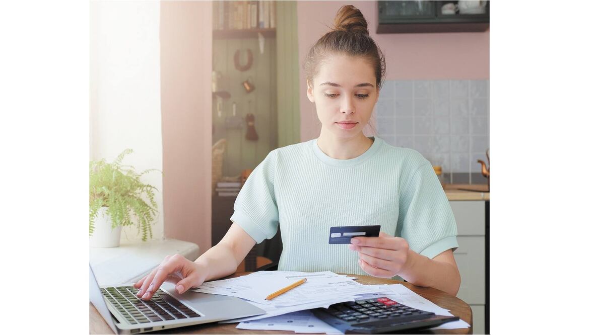 La agencia Kaspersky recomendó a los viajeros usar una tarjeta de pago virtual para las reservaciones realizadas en agencias en línea. Foto/ARCHIVO EL UNIVERSAL