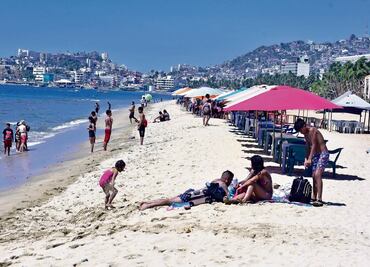 Rescatan a 9 turistas tras ser arrastrados por fuertes corrientes en playas de Sinaloa