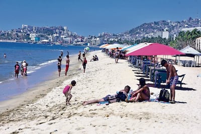 Rescatan a 9 turistas tras ser arrastrados por fuertes corrientes en playas de Sinaloa