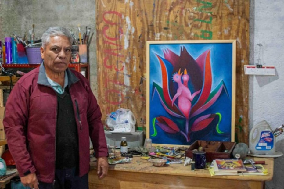 Ortiz con su obra Sowatlaolle (Mujer maíz). Foto: Luis Eduardo Escobar