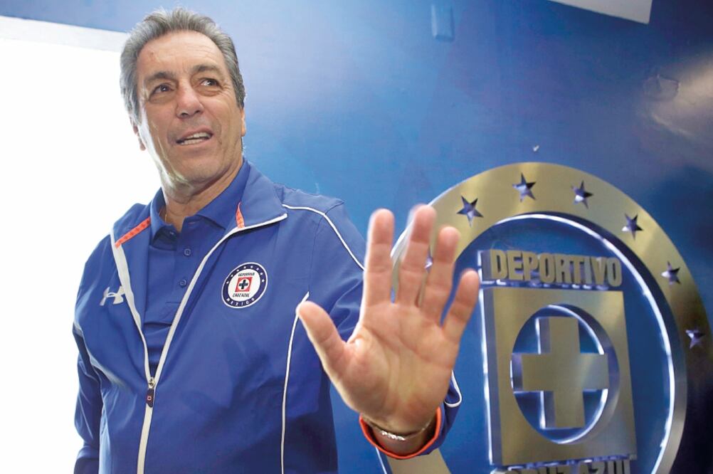 Tomás Boy trató de mostrarse afable en su presentación y en la primera conferencia como azul; llega por el resto de la temporada con opción a dos torneos más (LUIS CORTÉS. EL UNIVERSAL)