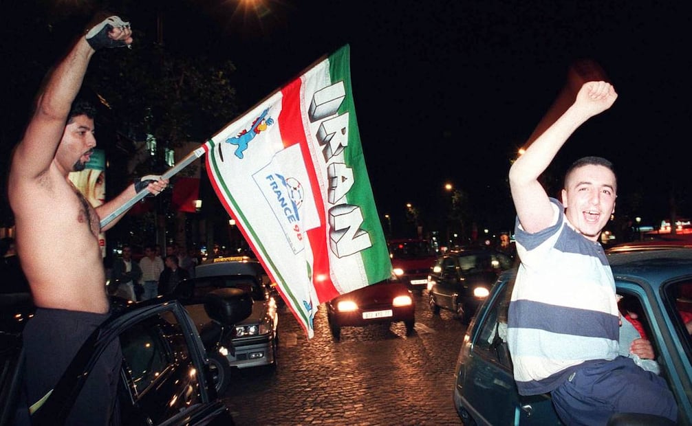 Fanáticos iraníes en Francia, durante el mundial de 1998. La selección persa volvió a enfrentarse a EU en la Fase de Grupos de Qatar 2022, en la alineación B; en esa ocasión, EU ganó 1 a 0. Foto: Jacques Brinon/AP.