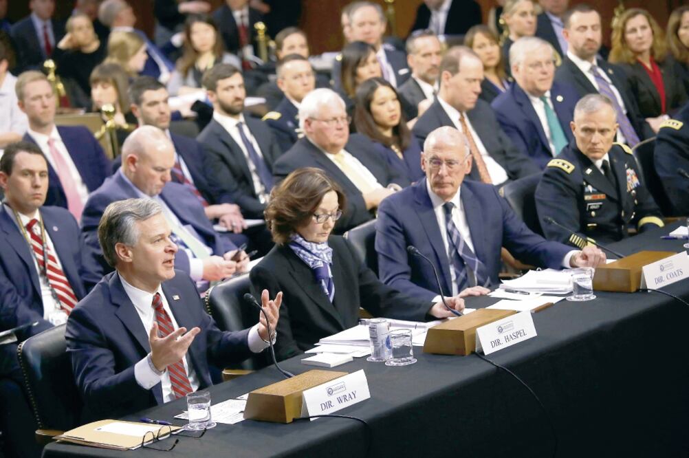 Comparecencia. Los directores de las agencias de inteligencia de EU expusieron ayer las amenazas mundiales para su país. Foto: WIN MCNAMEE. AFP