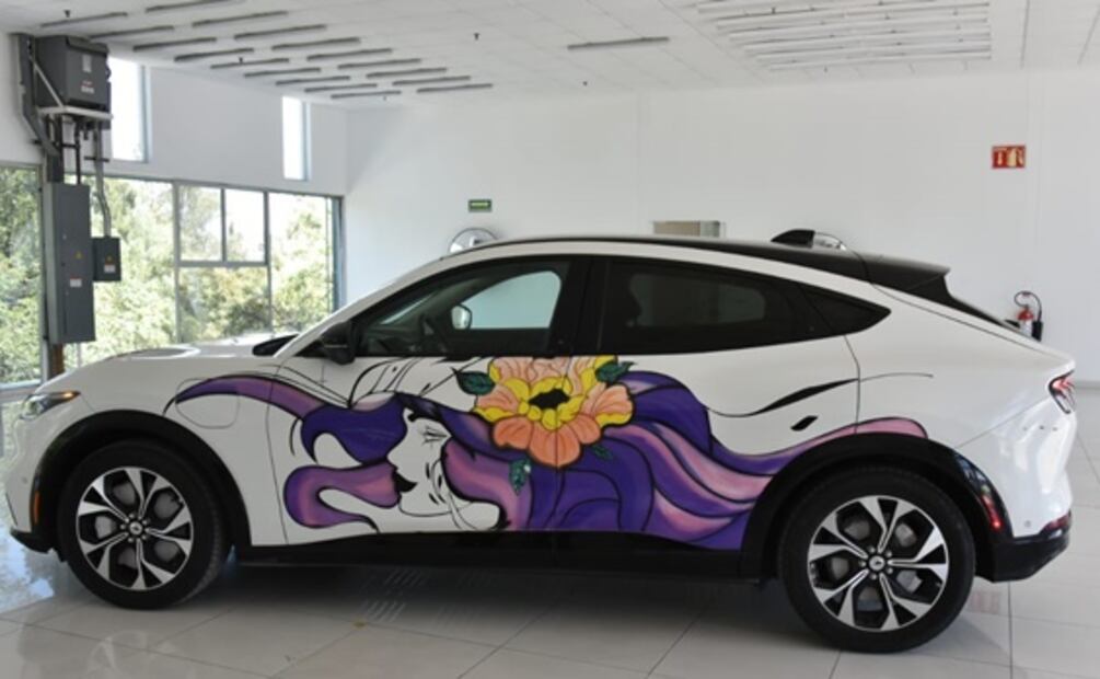 Marcelo Ebrard muestra el primer carro del mundo hecho totalmente por mujeres