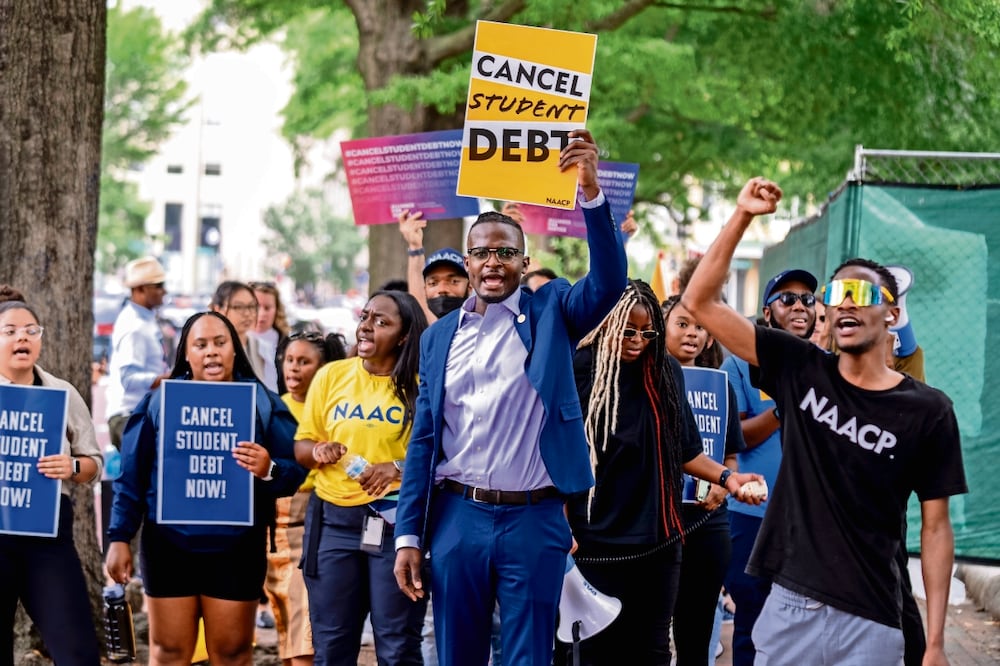 Asistentes a una manifestación en el Parque Lafayette, en Washington, después de que la Corte Suprema rechazó el plan del presidente Joe Biden para cancelar parte de la deuda estudiantil. Foto: AP