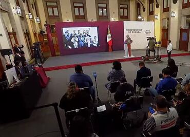 AMLO canta y responde con cha cha cha de “Los Marcianos” a críticas de Javier Alatorre por libros de texto