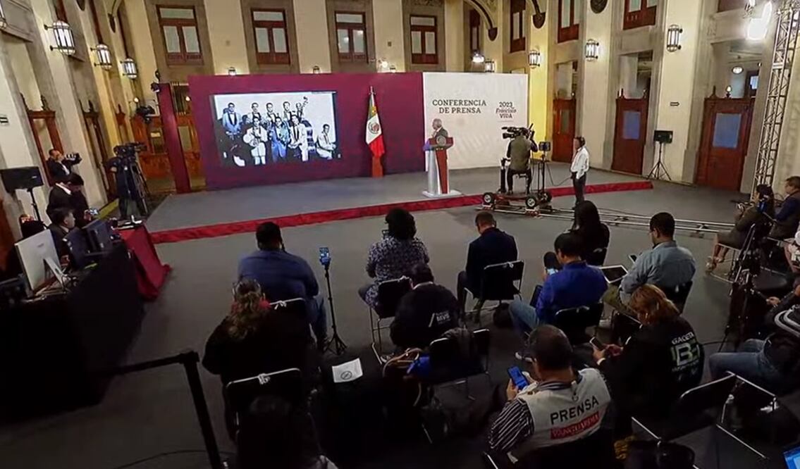 El presidente Andrés Manuel López Obrador acusó una campaña de desprestigio en los medios y respondió con el cha cha cha “Los Marcianos”. Foto: especial