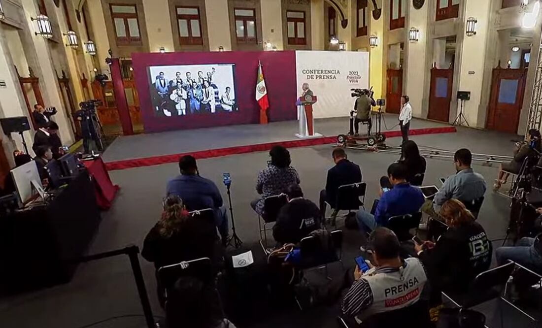 El presidente Andrés Manuel López Obrador acusó una campaña de desprestigio en los medios y respondió con el cha cha cha “Los Marcianos”. Foto: especial