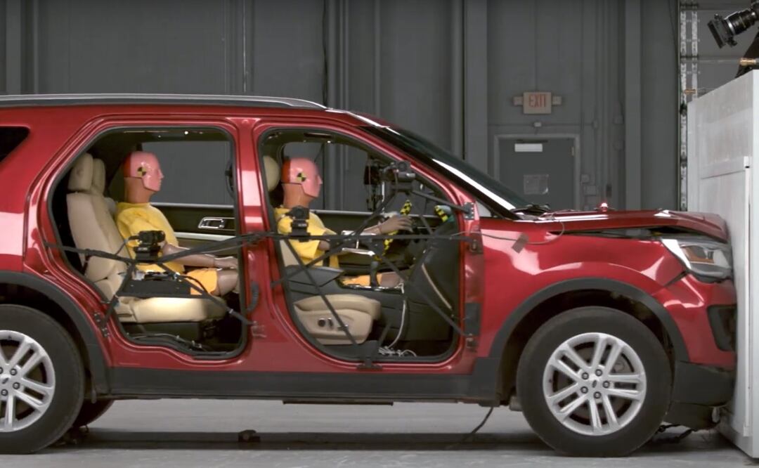 Así son las consecuencias de no usar cinturón en el asiento trasero