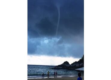 Tromba marina asusta a bañistas en playa "Arrocito", Oaxaca