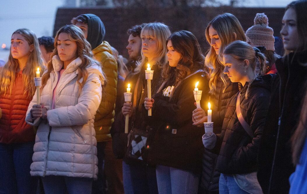 Estudiantes de la Universidad Estatal de Boise, junto con personas que conocían a los cuatro estudiantes de la Universidad de Idaho que fueron encontrados sin vida. Foto: AP
