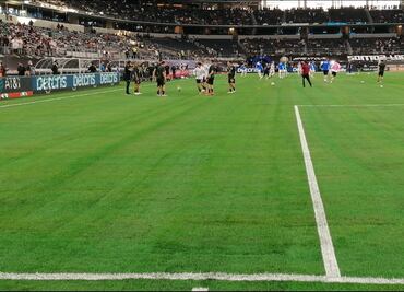 En malas condiciones la cancha del AT&T Stadium para el México vs Islandia