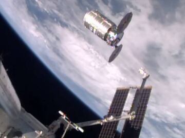 Astronautas "sacan" la basura de la estación espacial