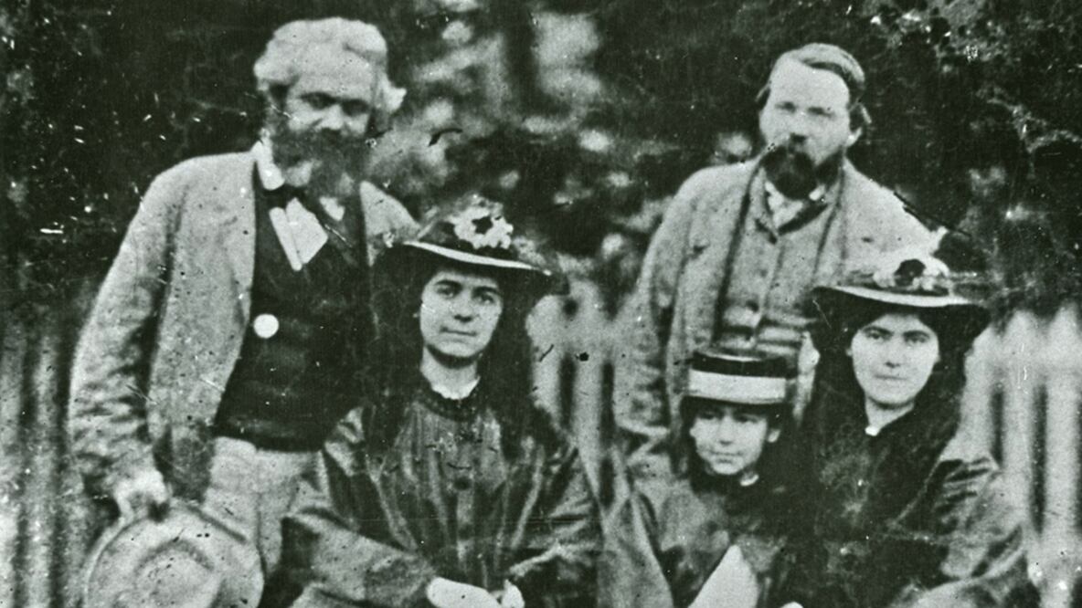Eleanor, en el medio, junto a sus hermanas Jenny (izquierda) y Laura. Las acompañan su padre, Karl Marx, y su amigo, Federico Engels. Foto: Getty Images