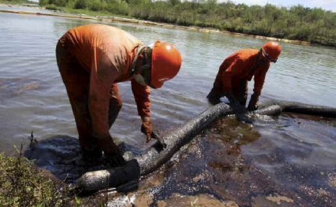 La ASEA dio a conocer que la fuga de hidrocarburo se debió a un "acto delincuencial" de ordeña ilegal del oleoducto Agave-Entronque Sitio Grande en Jalapa, Tabasco (Foto: Cuartoscuro)