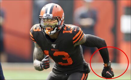 Receptor de los Browns juega con un reloj de más de 6 millones de pesos