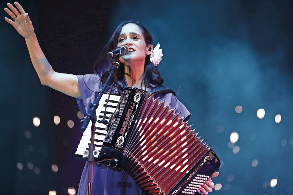 Julieta le canta a los desaparecidos