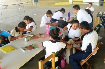 Ni el olor a cerveza ni el calor frenan las clases de José Luis