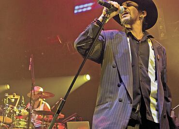 Rockeros dejan instrumentos por bates y manoplas