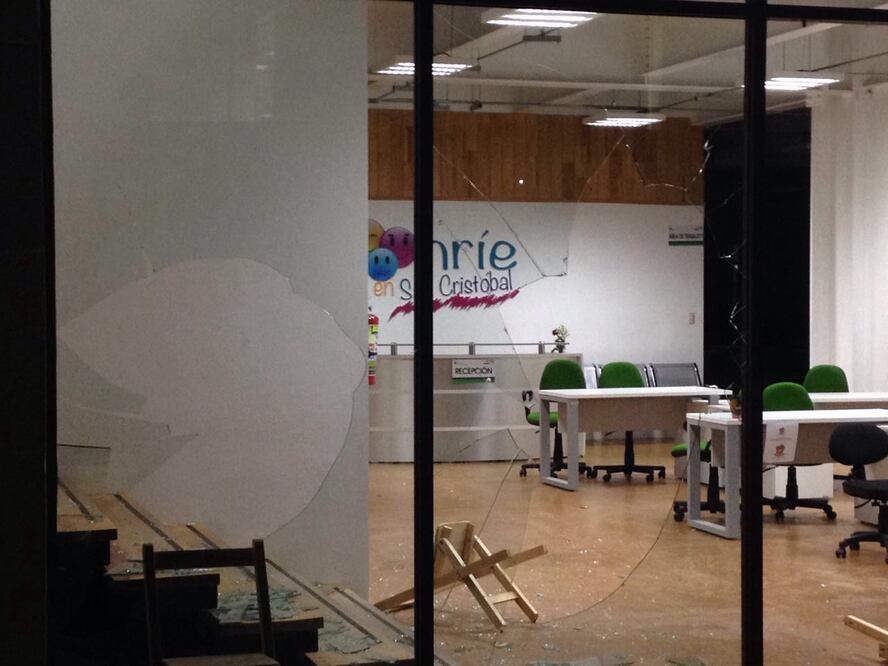 Los agentes de la Policía Municipal que custodian el lugar, no enfrentaron a los desconocidos; fue minutos después que se percataron de los daños en un ventanal (FREDY MARTÍN PÉREZ. EL UNIVERSAL)