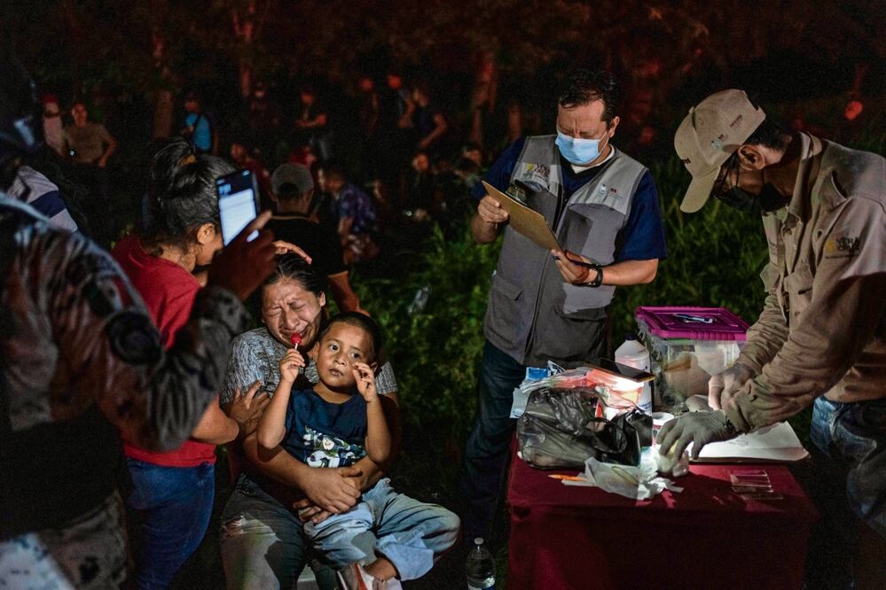 Migrantes, principalmente de Centroamérica, que viajaron a EU dentro de un camión con remolque, en Veracruz, el 23 de julio pasado. Foto: Félix Márquez | AP