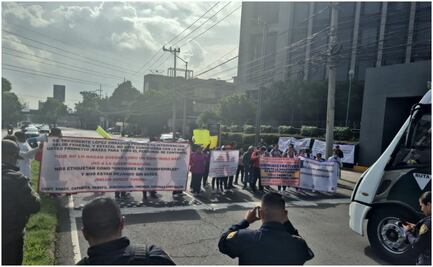 Durante bloqueo, trabajadores del sector salud exigen plazas dentro del IMSS Bienestar