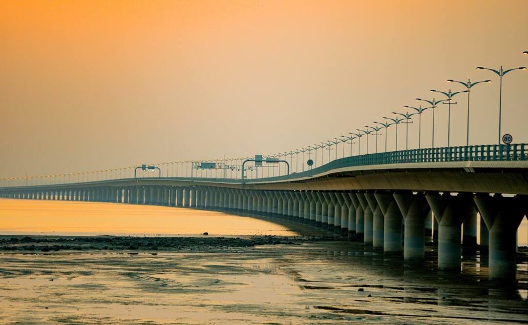 Vista general del viaducto Jaber en Kuwait, el pasado miércoles. Kuwait inauguró este jueves un puente de 36 kilómetros sobre las aguas del Golfo (Foto: EFE)