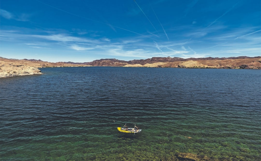 Viajeros navegan en kayak por el río Colorado. Millones de personas que dependen del agua de este cuerpo en siete estados del suroeste de EU afrontan un futuro incierto ante el fracaso de alcanzar un nuevo acuerdo sobre su distribución y conservación, lo que podría obligar al gobierno federal a tomar medidas propias. Foto: Étienne Laurent/ EFE