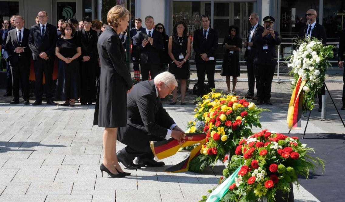 El presidente alemán Frank-Walter Steinmeier y su esposa depositan una corona de flores durante una ceremonia de conmemoración de las víctimas de un ataque mortal con cuchillo en Solingen, Alemania. Foto: AFP